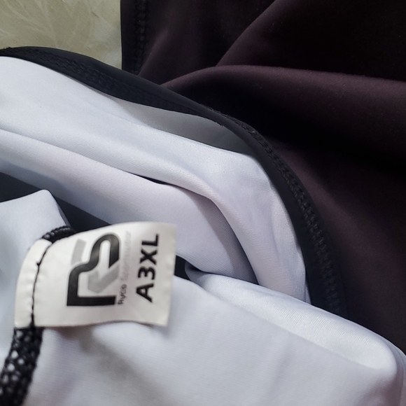 Live Large Singlet Gorilla - Picture 6 of 6